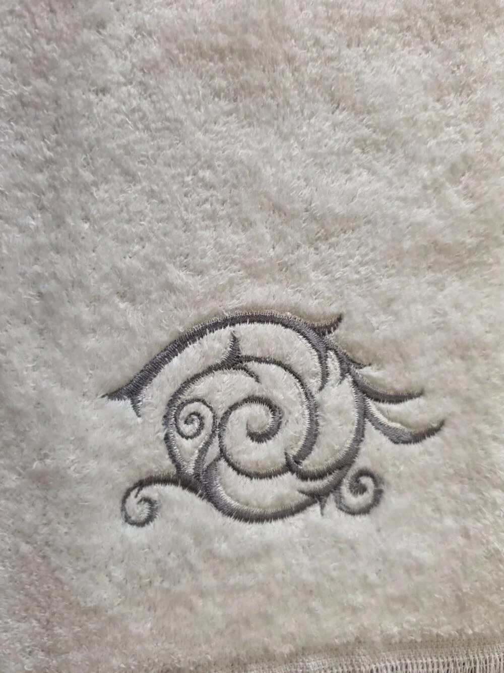Avanti 100% cotton (4) white embroidered hand towels
